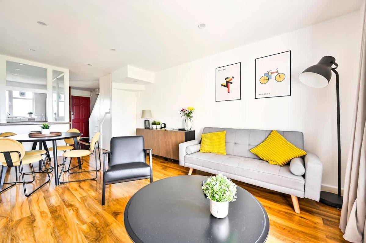 Spacious 2 Bed Duplex - Zone 1 - Workspace Lägenhet London