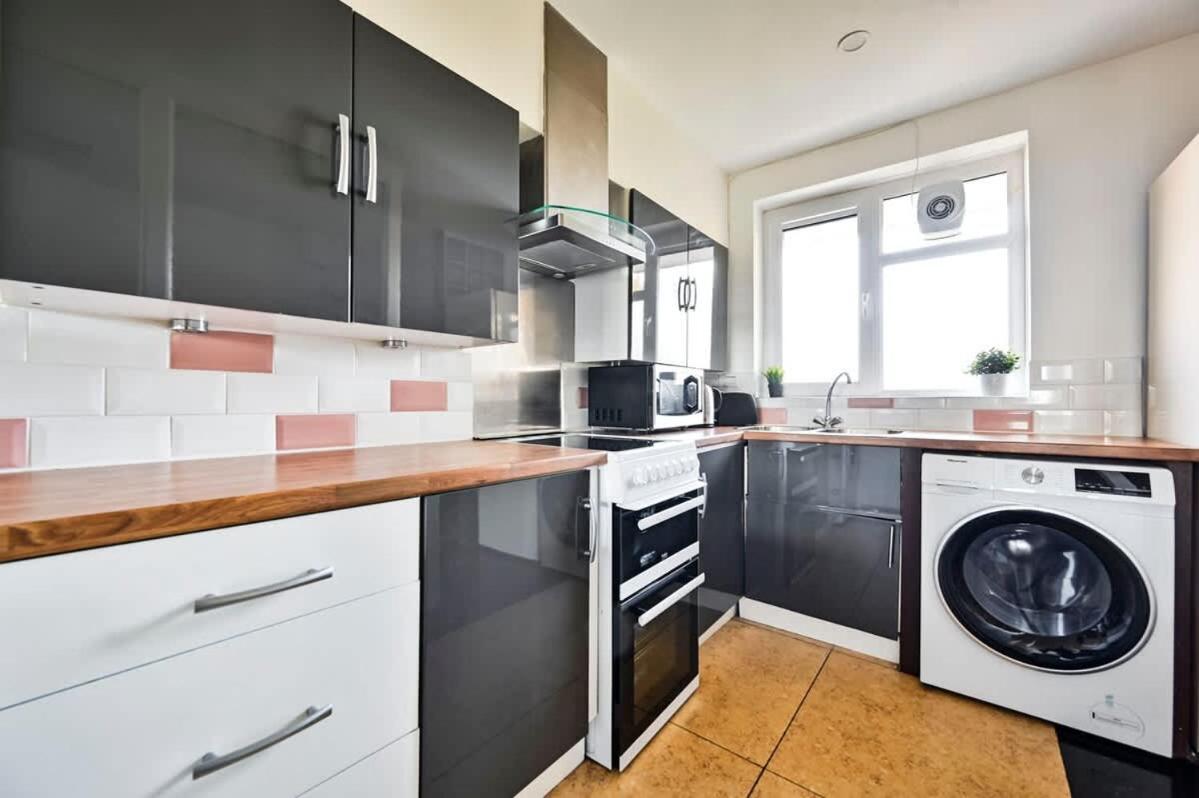 Spacious 2 Bed Duplex - Zone 1 - Workspace Lägenhet London