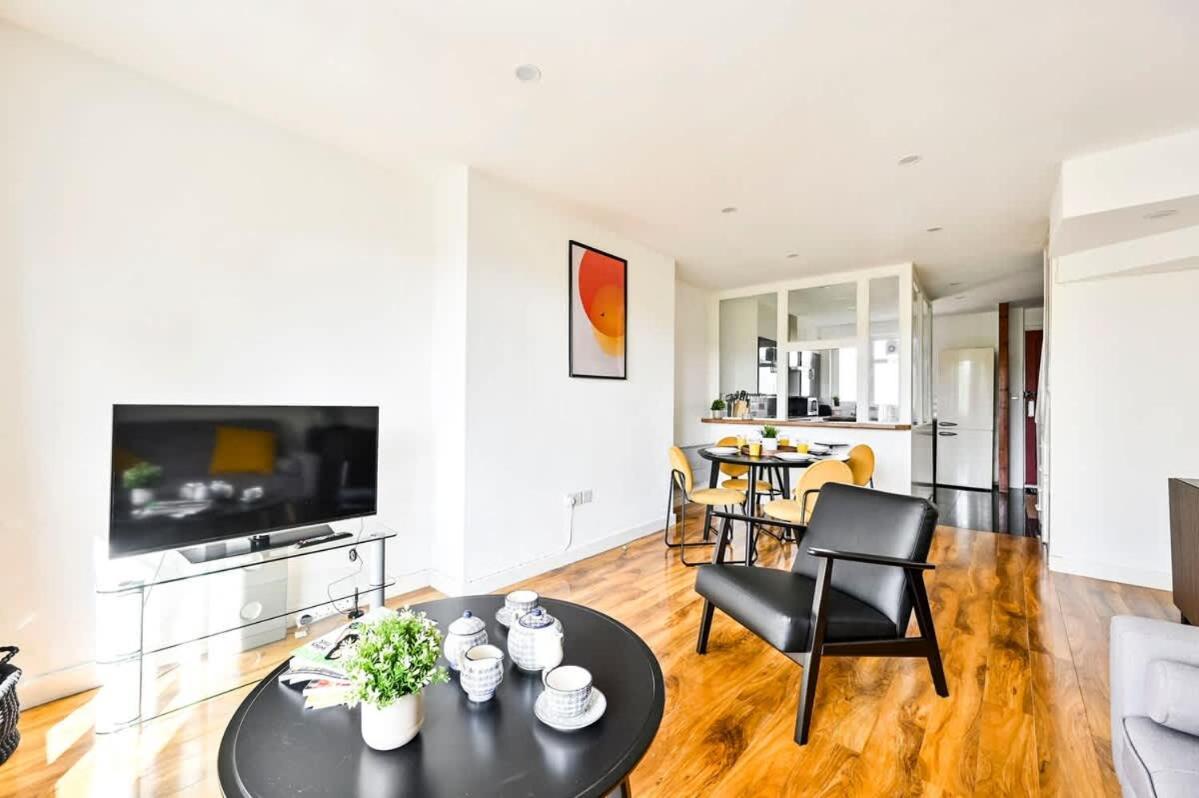 Spacious 2 Bed Duplex - Zone 1 - Workspace Lägenhet London