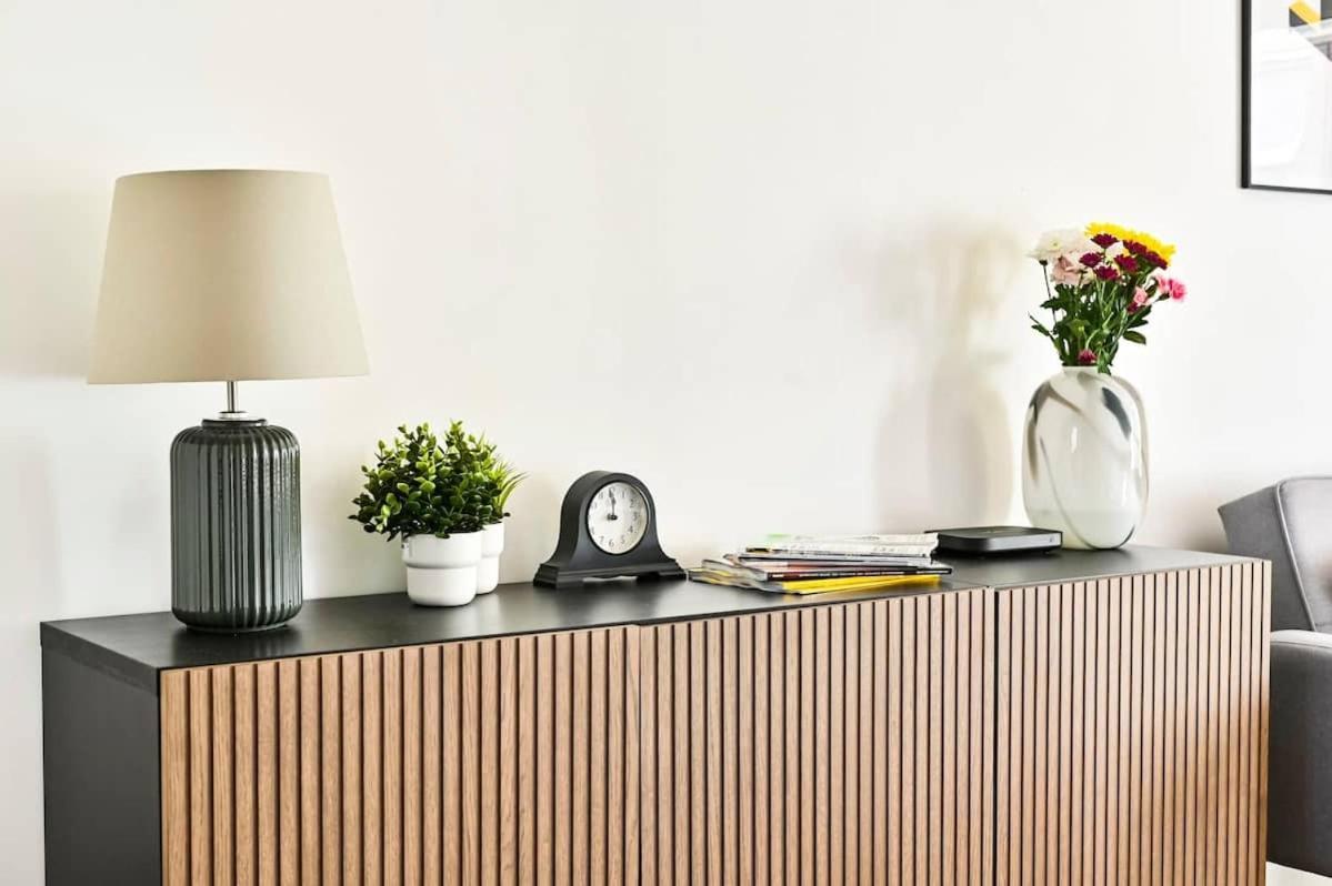 Spacious 2 Bed Duplex - Zone 1 - Workspace Lägenhet *