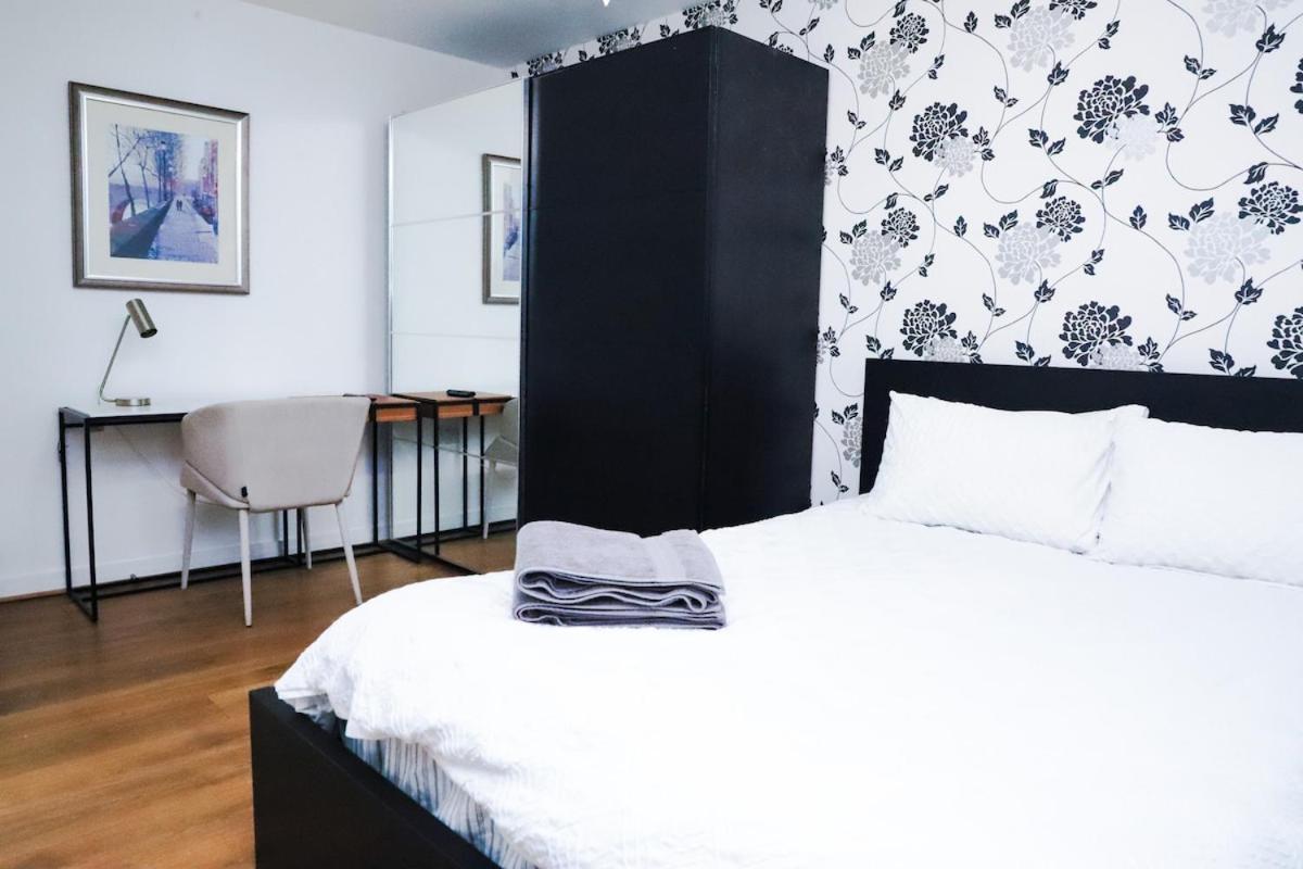 Great Location, Direct Links To Bridge! Appartement Londen