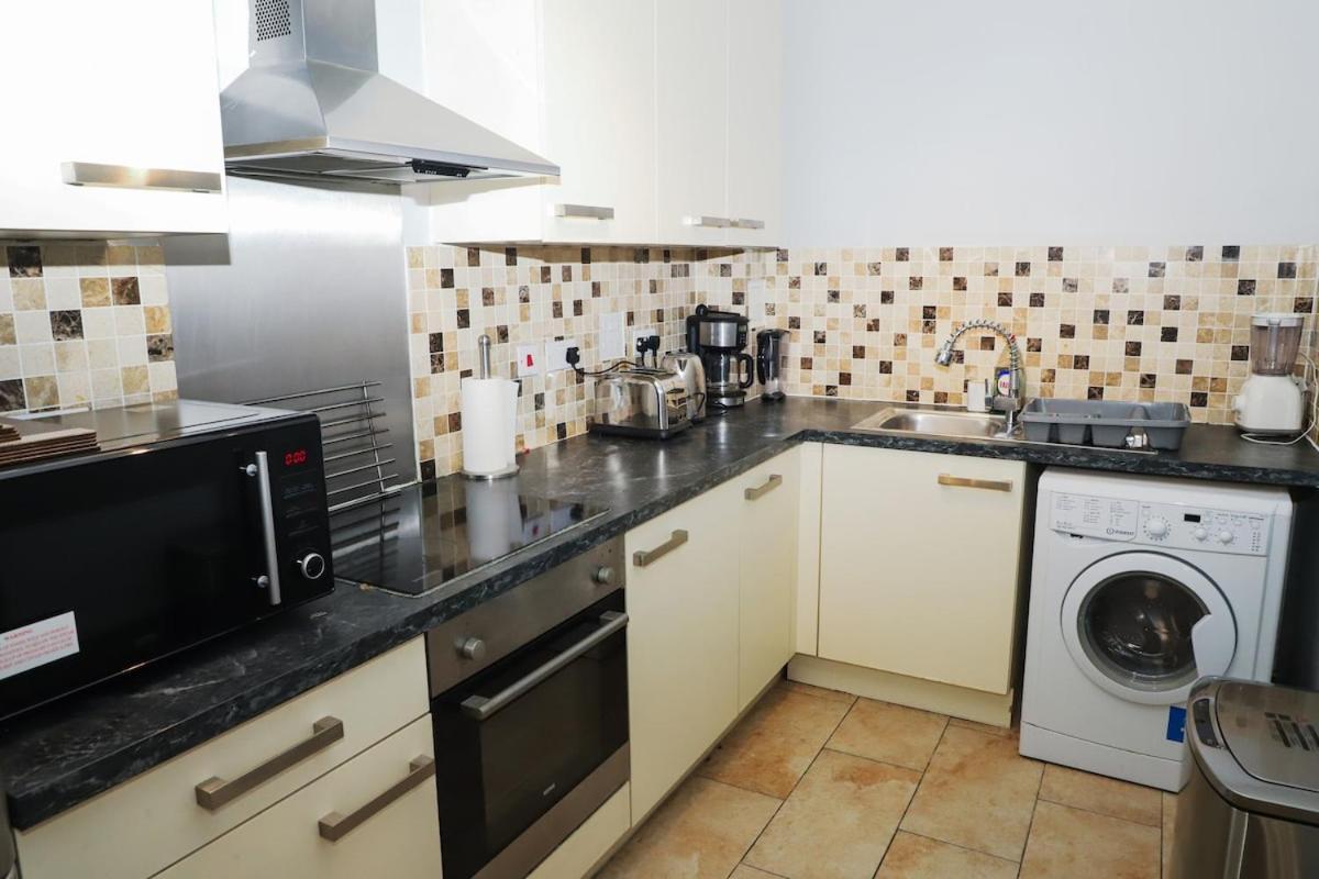 Appartement Great Location, Direct Links To Bridge! Londen