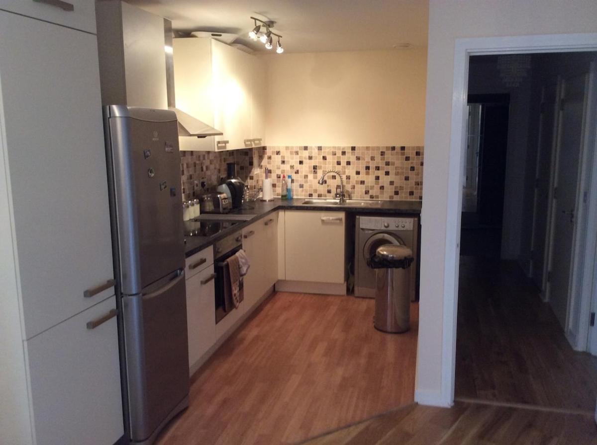 Great Location, Direct Links To Bridge! Londen