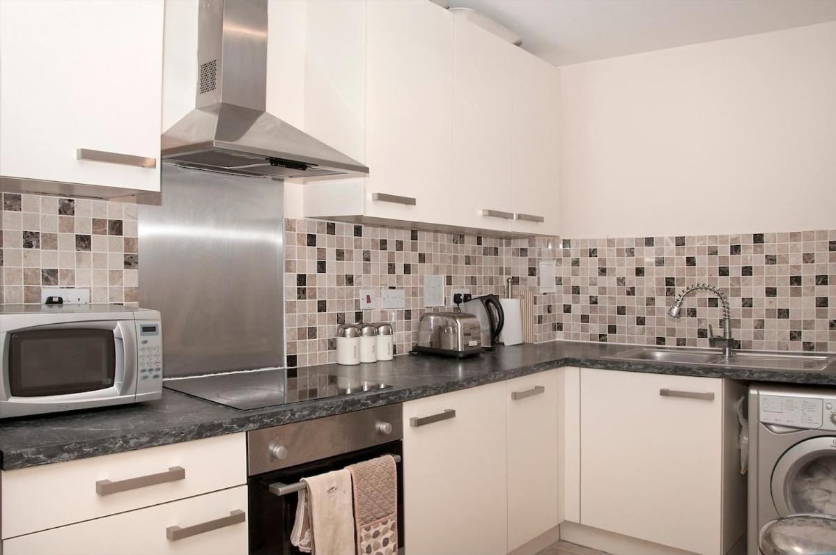 Great Location, Direct Links To Bridge! * Londen