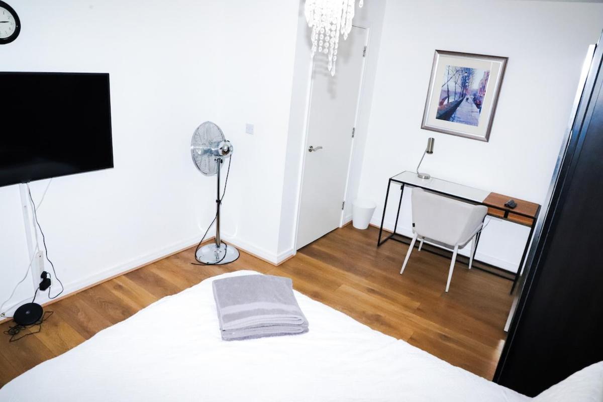 Great Location, Direct Links To Bridge! Appartement Londen