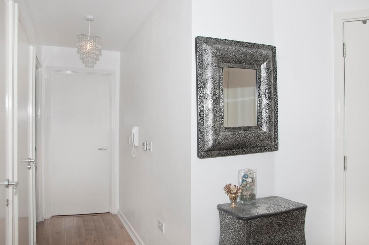 Great Location, Direct Links To Bridge! * Londen