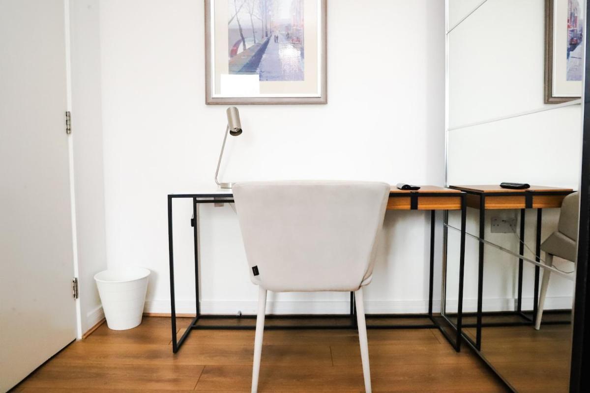Great Location, Direct Links To Bridge! Appartement Londen