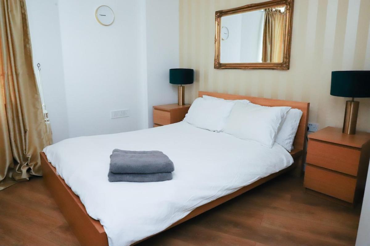 Appartement Great Location, Direct Links To Bridge! Londen