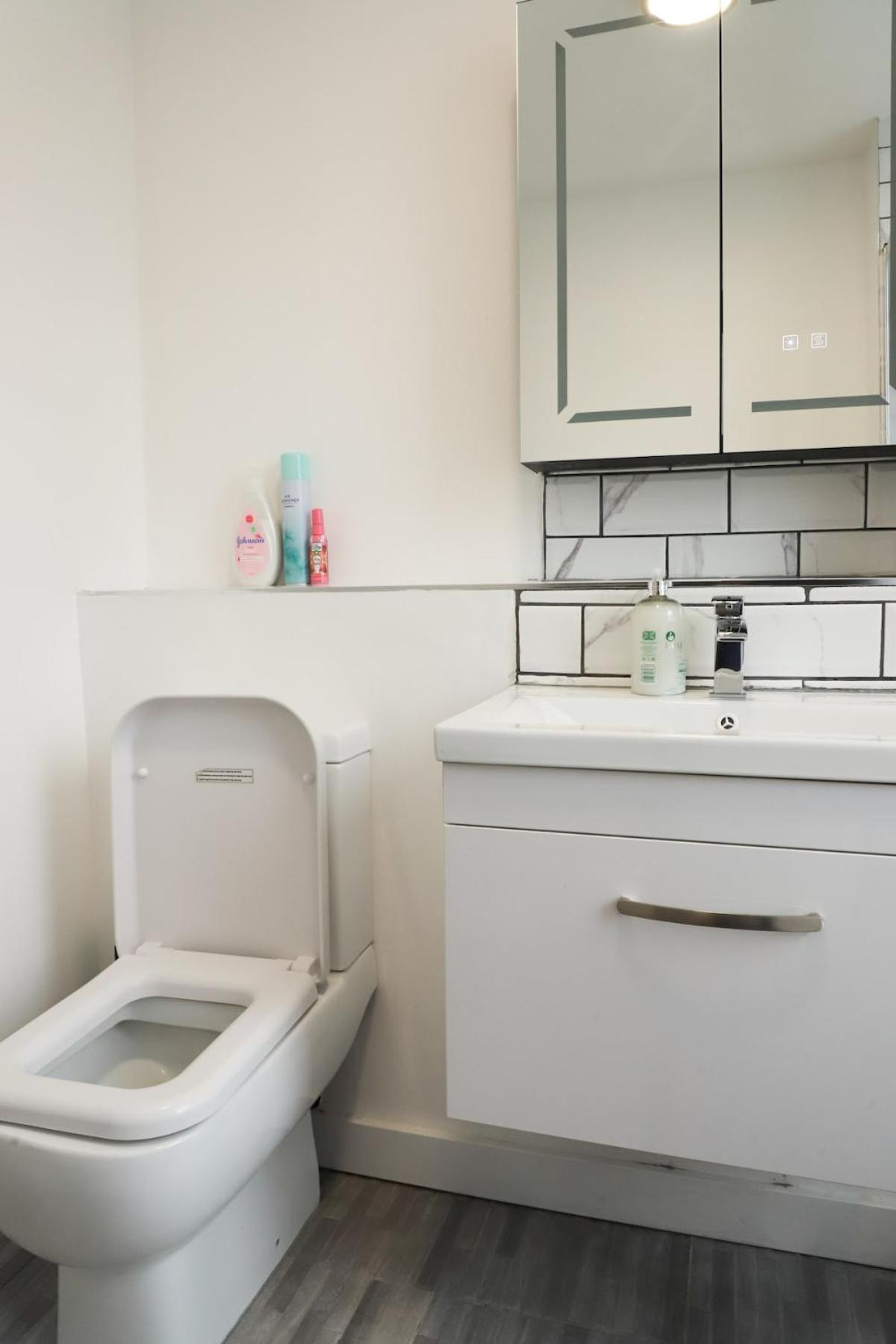 Great Location, Direct Links To Bridge! Londen