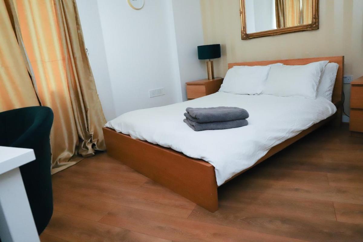 Great Location, Direct Links To Bridge! Appartement Londen