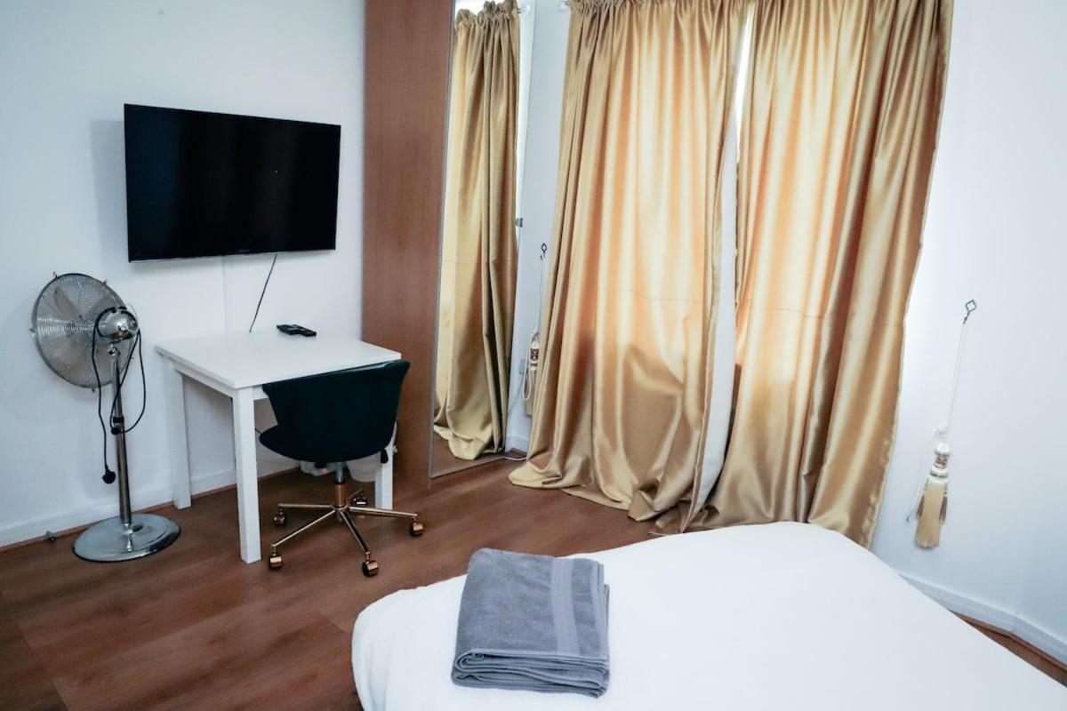 Great Location, Direct Links To Bridge! Appartement Londen