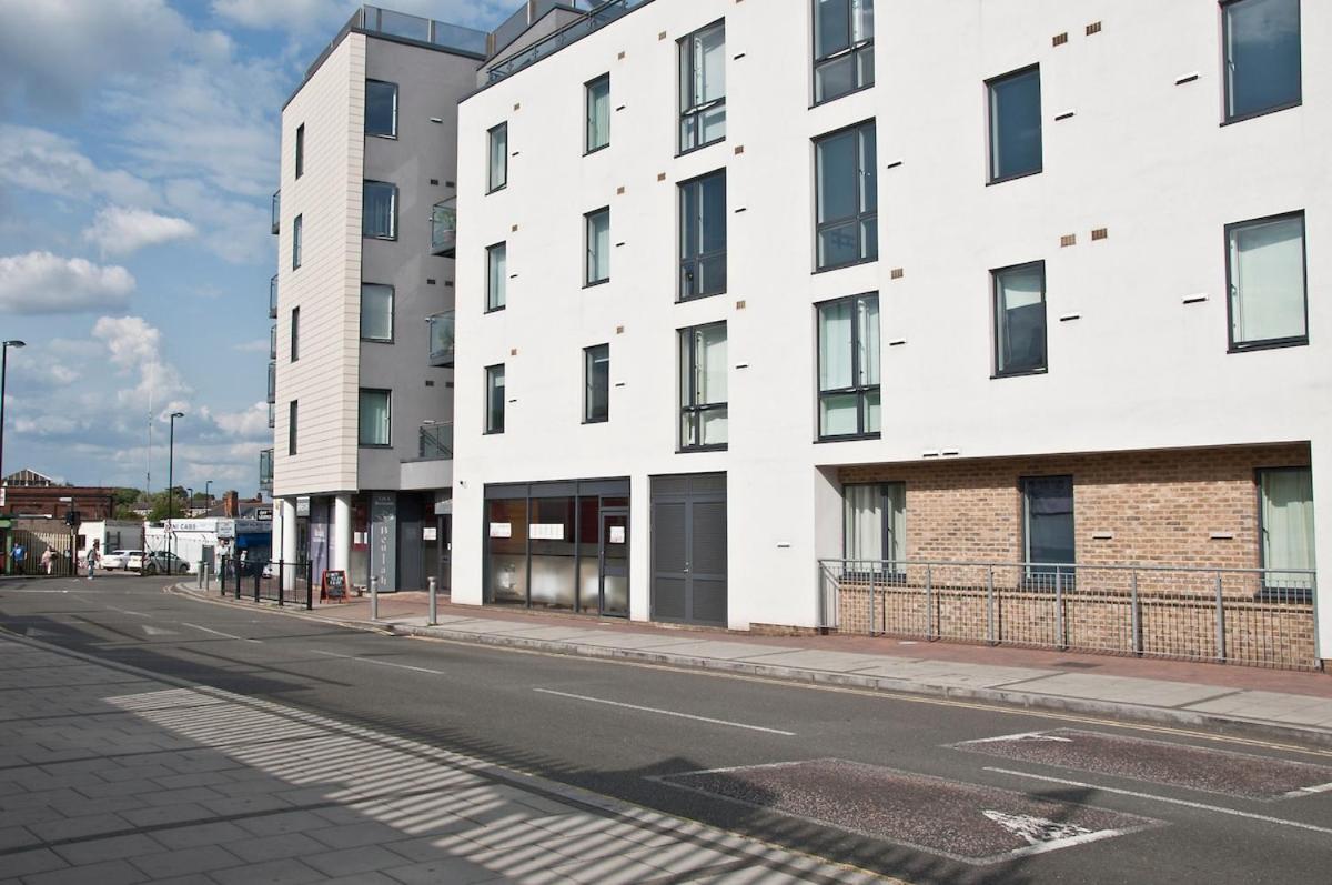 Appartement Great Location, Direct Links To Bridge! Londen