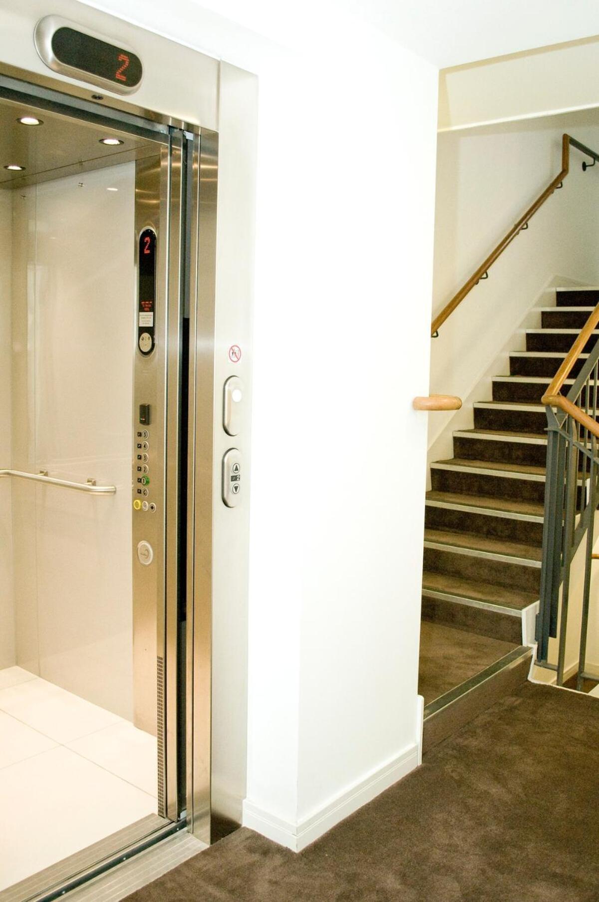 Great Location, Direct Links To Bridge! Londen