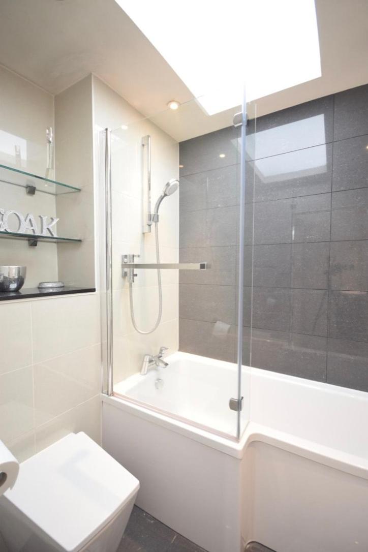 Stylish One Bedroom Oasis, Kensington Appartement