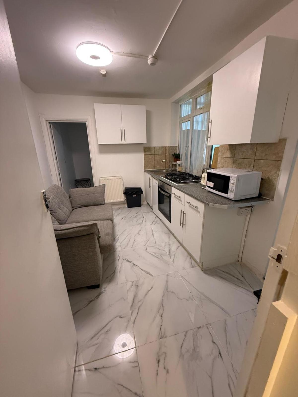 Appartement 3 Bedroom Flat Millais Rd *