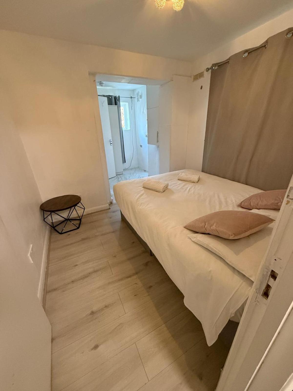 Appartement 3 Bedroom Flat Millais Rd Londres