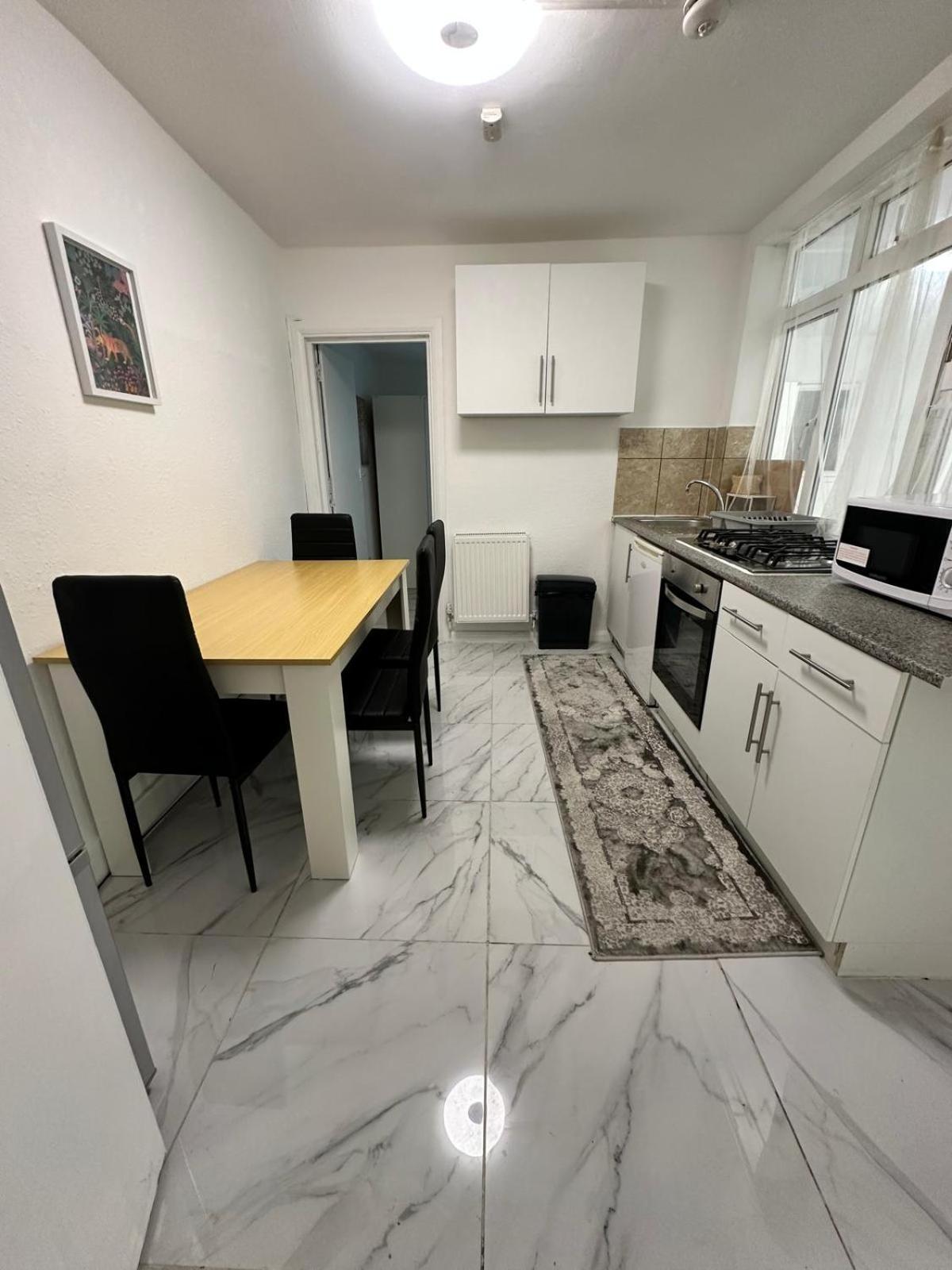 Appartement 3 Bedroom Flat Millais Rd