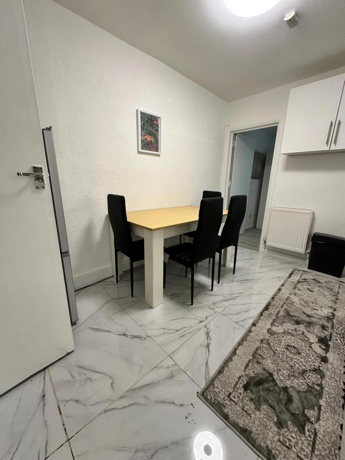 3 Bedroom Flat Millais Rd Appartement *