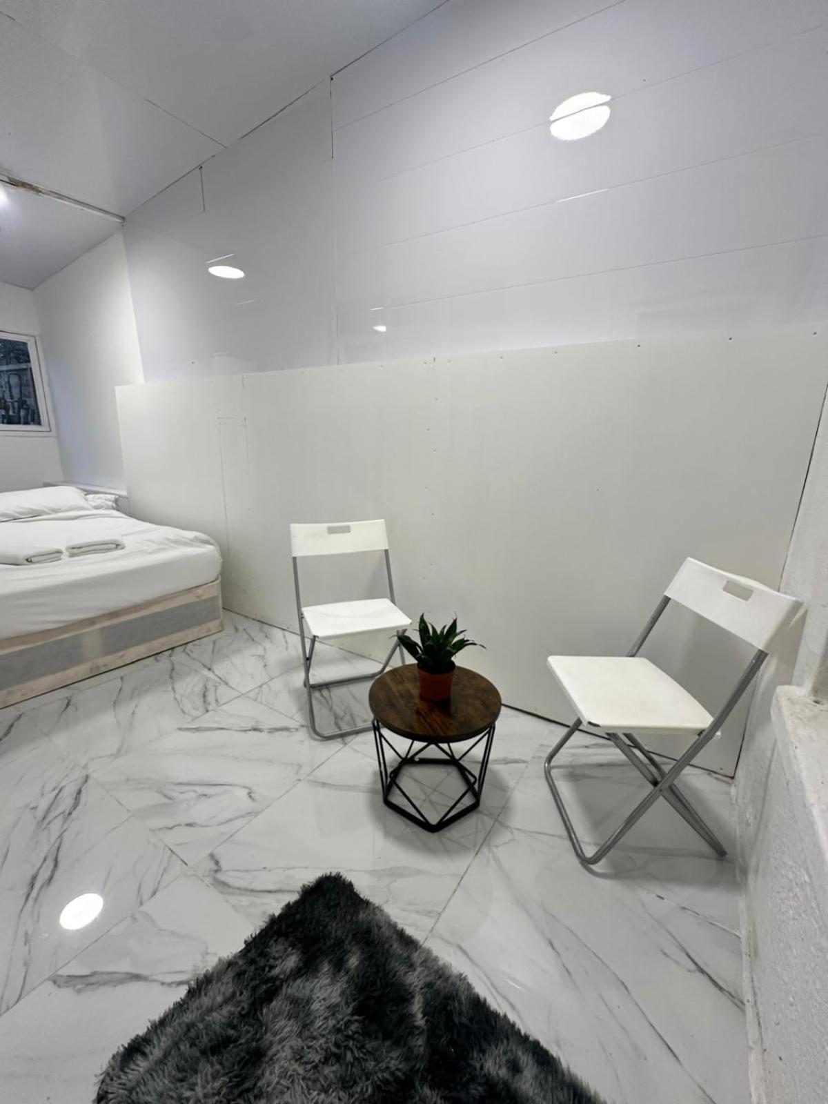 3 Bedroom Flat Millais Rd Appartement *