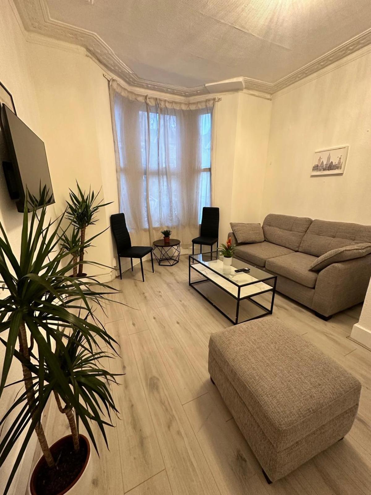 3 Bedroom Flat Millais Rd * Londres