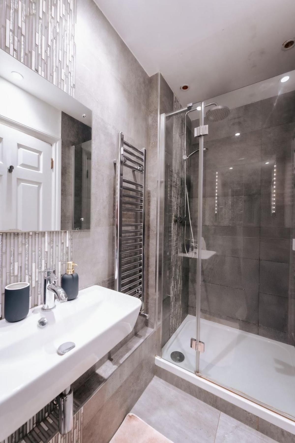Modern 2-bedroom Next To Chelsea Stadium Appartement *