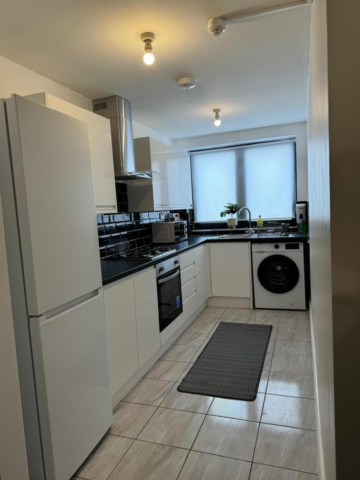 Stylish 4 Bd Ft Ldn Parking Appartement
