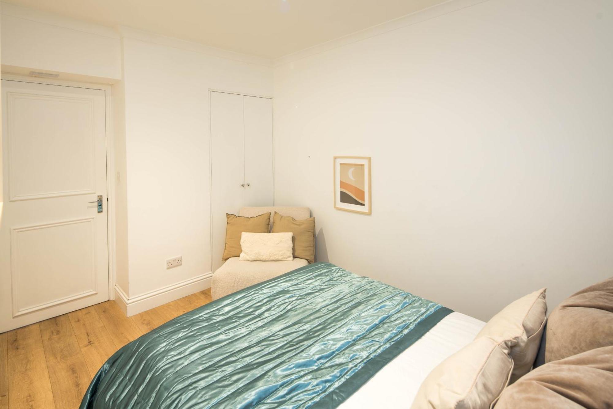 One Bedroom And 2 Bed In South Kensington-very Lively Area Appartement