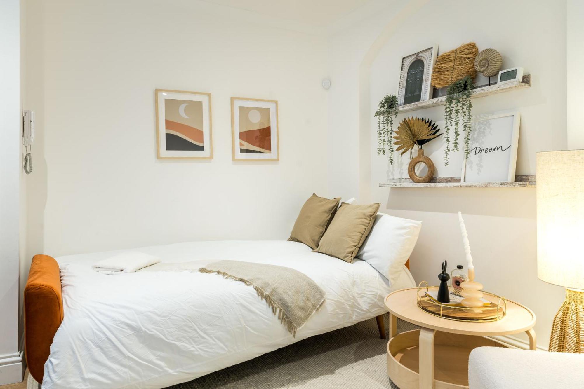 One Bedroom And 2 Bed In South Kensington-very Lively Area Leilighet London
