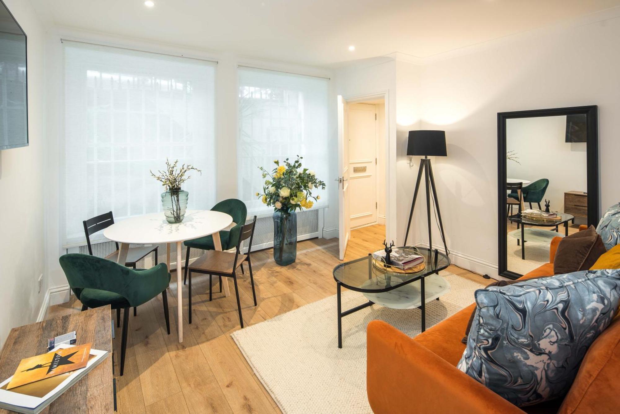 One Bedroom And 2 Bed In South Kensington-very Lively Area Leilighet London