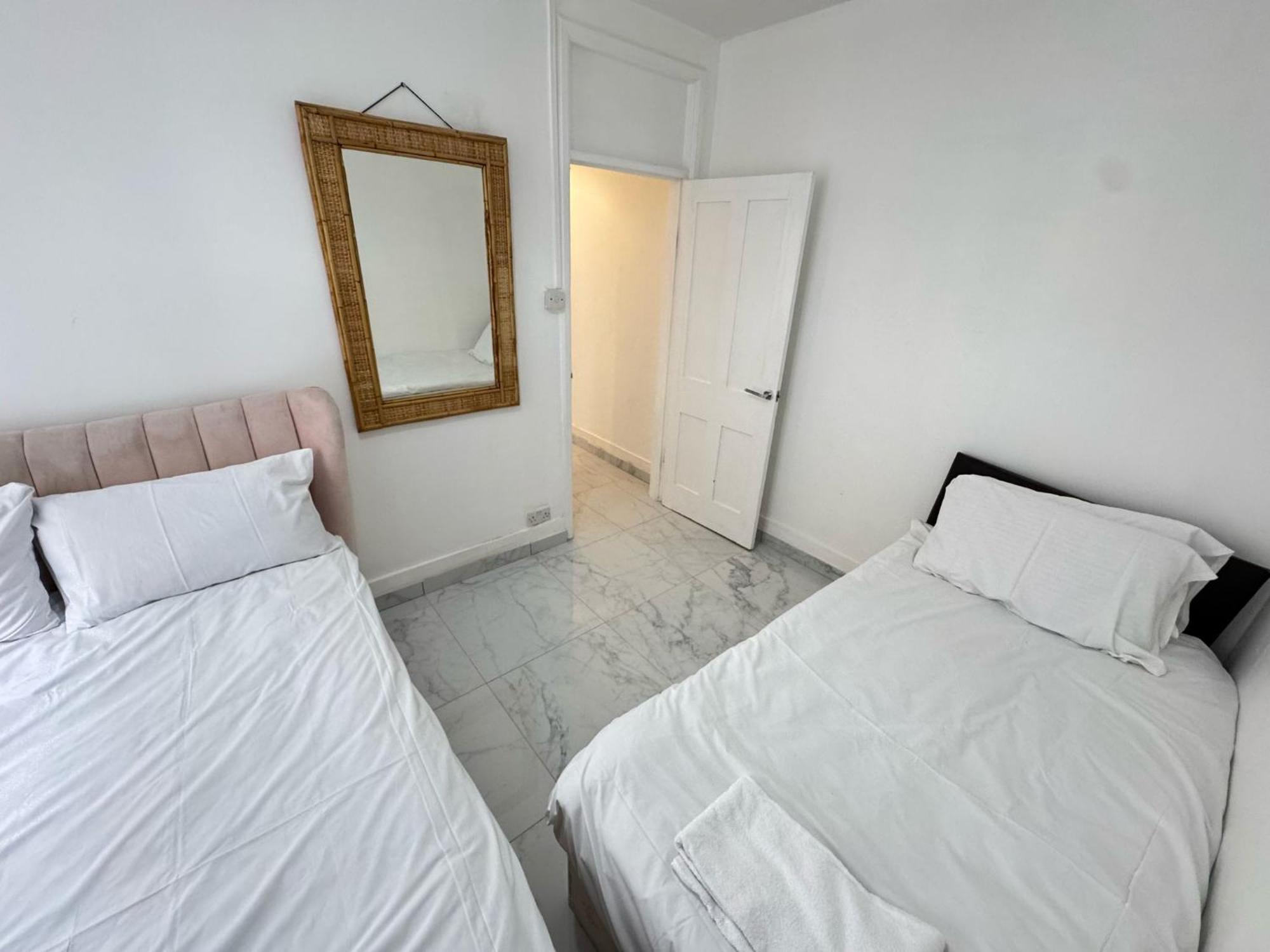 2 Bedroom Flat On First Floor Appartement