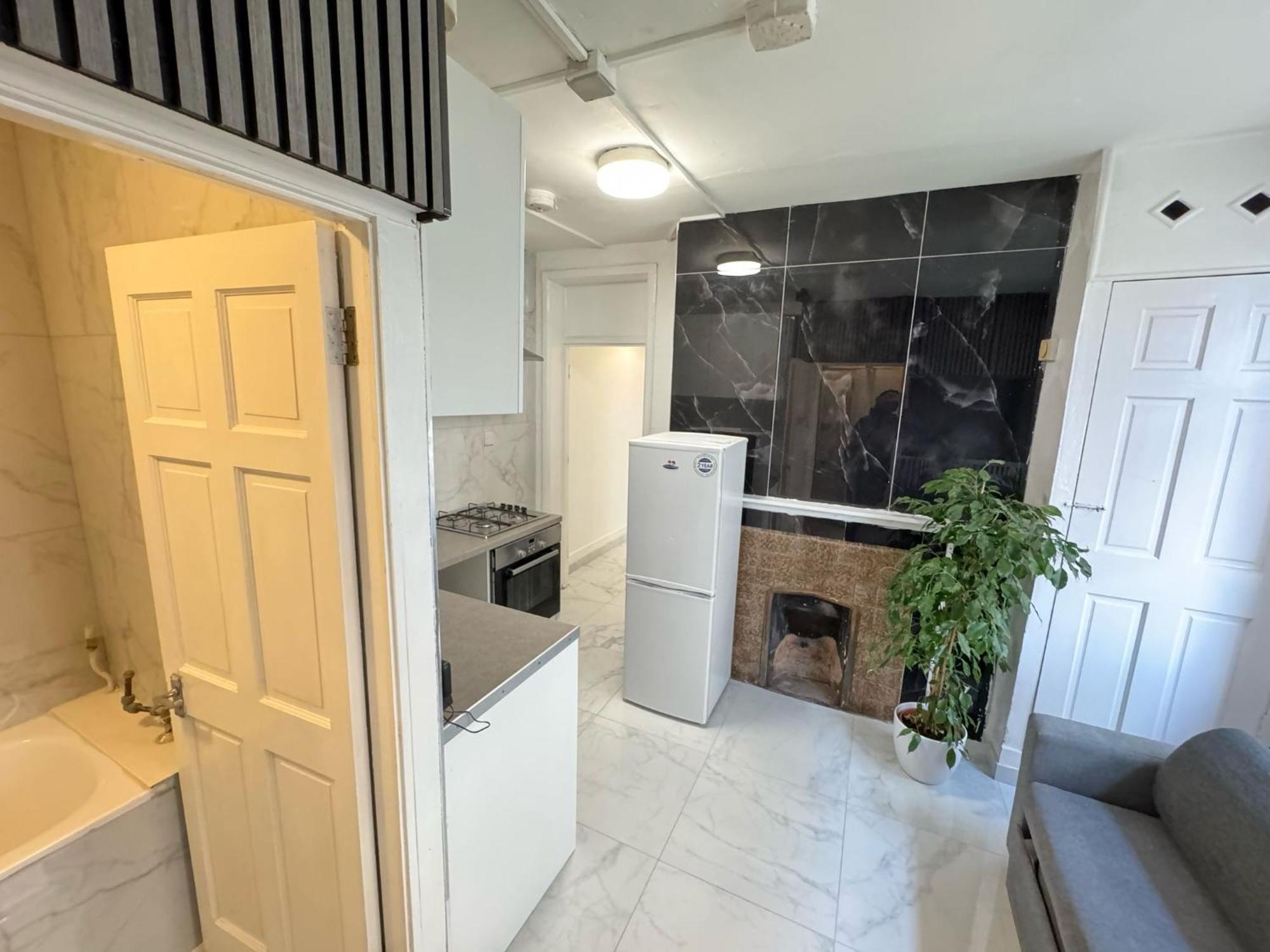 2 Bedroom Flat On First Floor * Londres