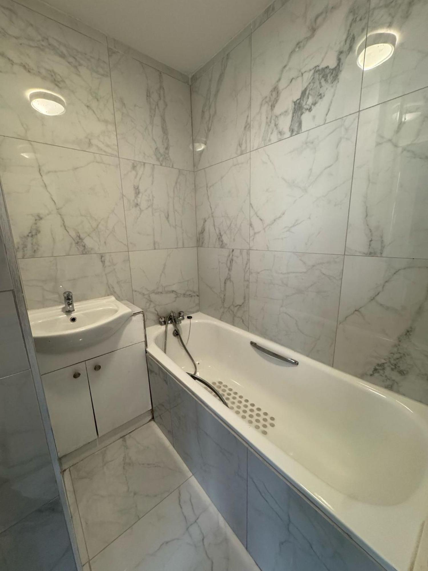 2 Bedroom Flat On First Floor Londres