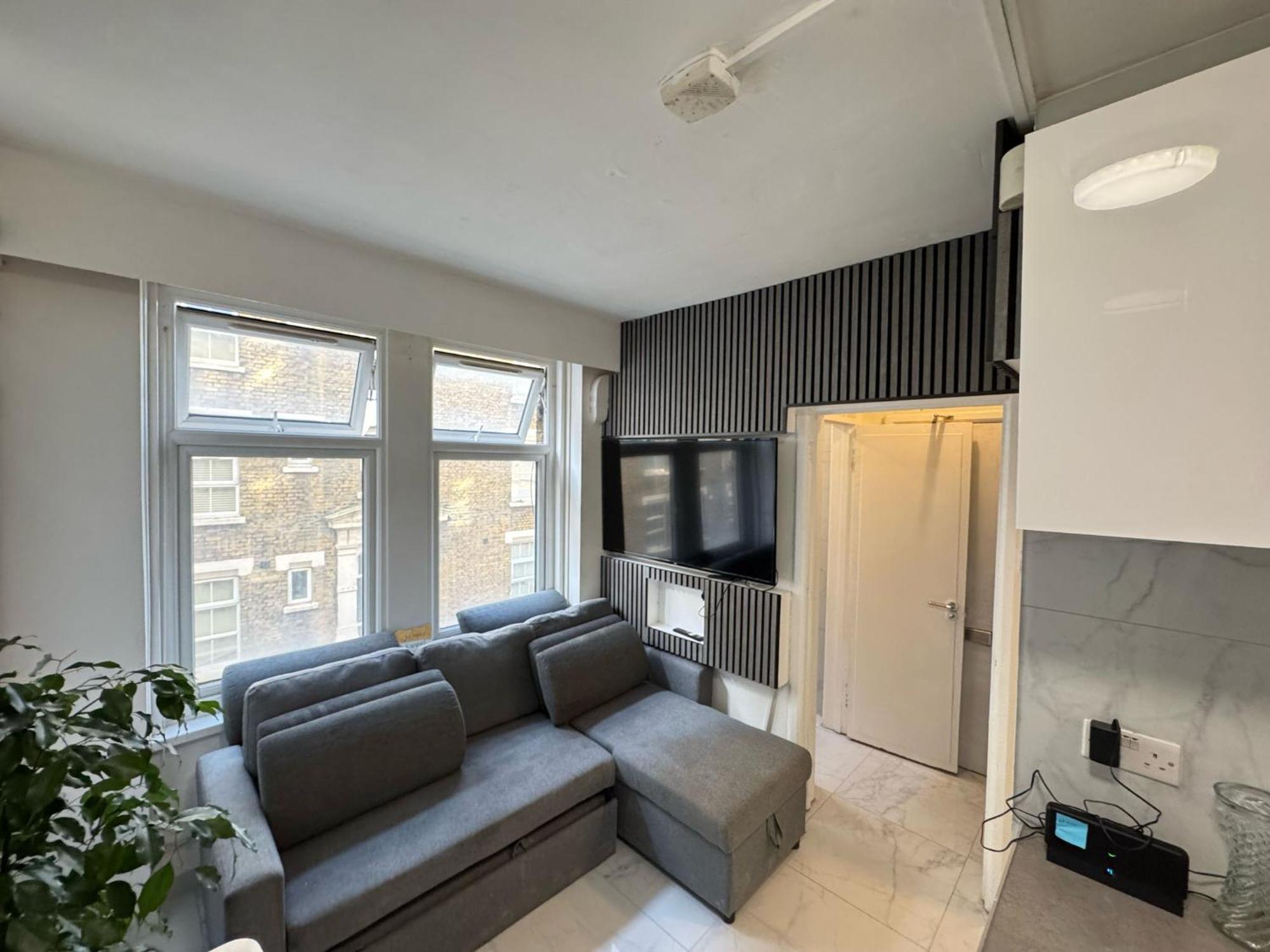 2 Bedroom Flat On First Floor Appartement *