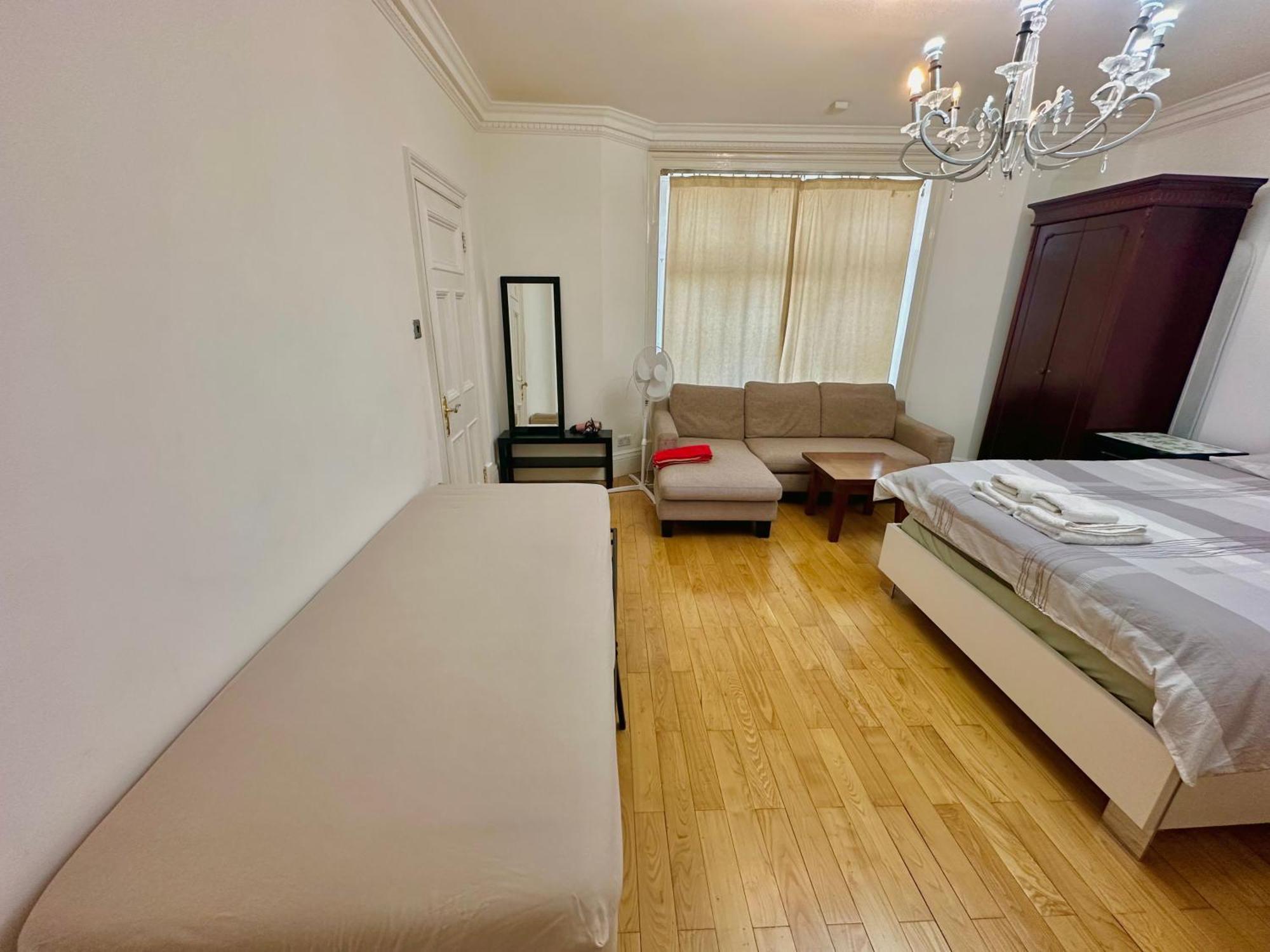 Spacious En Room, Opposite Of Tube Station, 5 Minutes From Oxford Street London