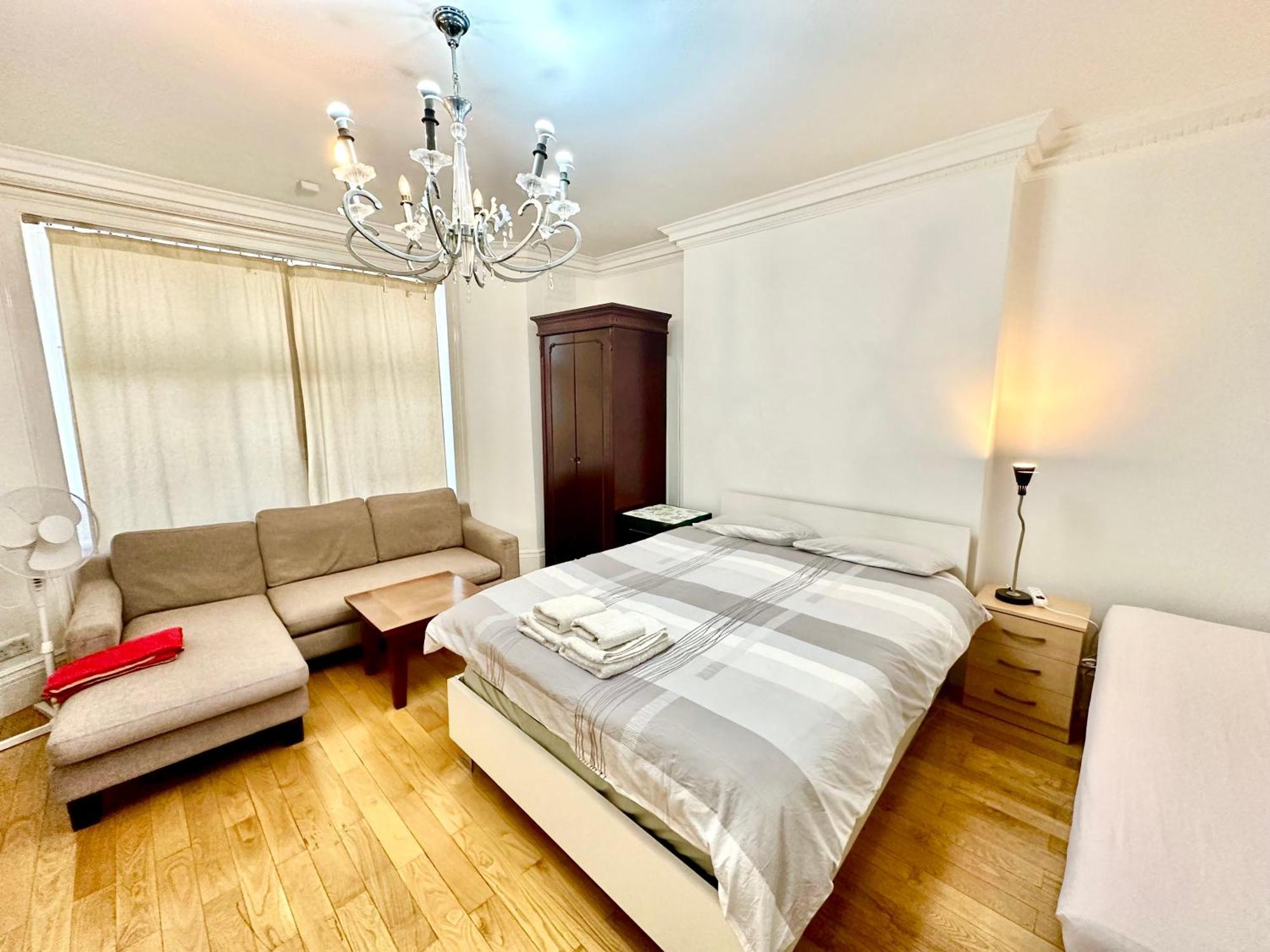 Spacious En Room, Opposite Of Tube Station, 5 Minutes From Oxford Street *