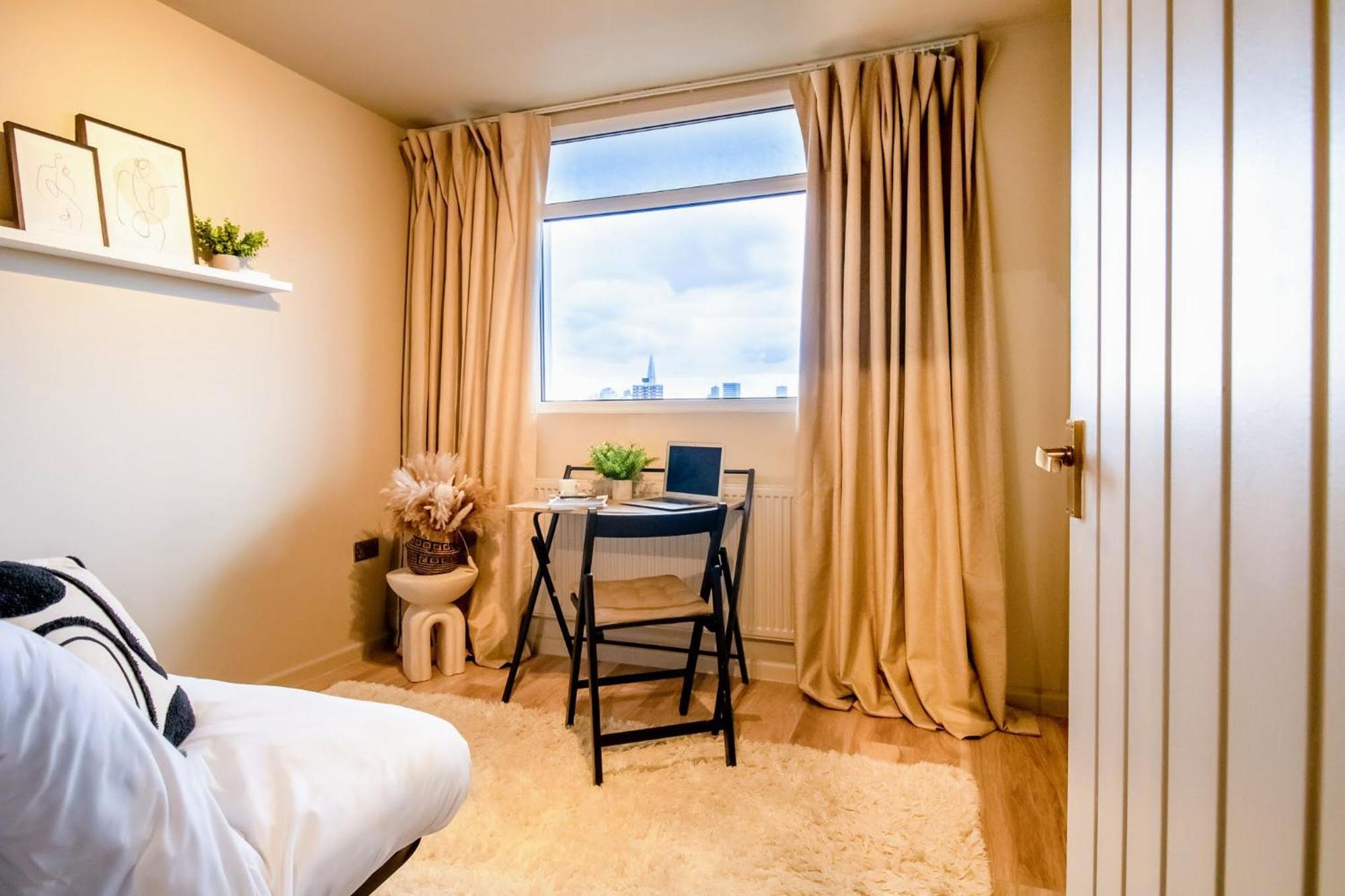 2br Flat King Bed 4 Min To Dlr Easy Access Apartment