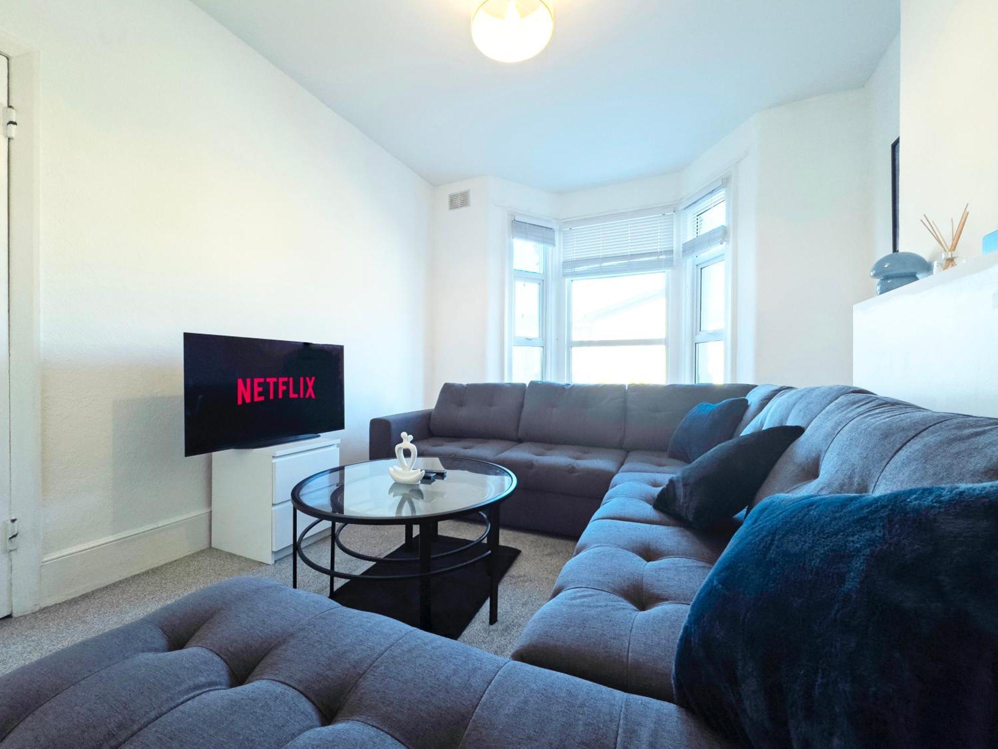 Spacious 3 Bed Apartment, 10 Mins From Wembley Stadium With Private Garden Apartment