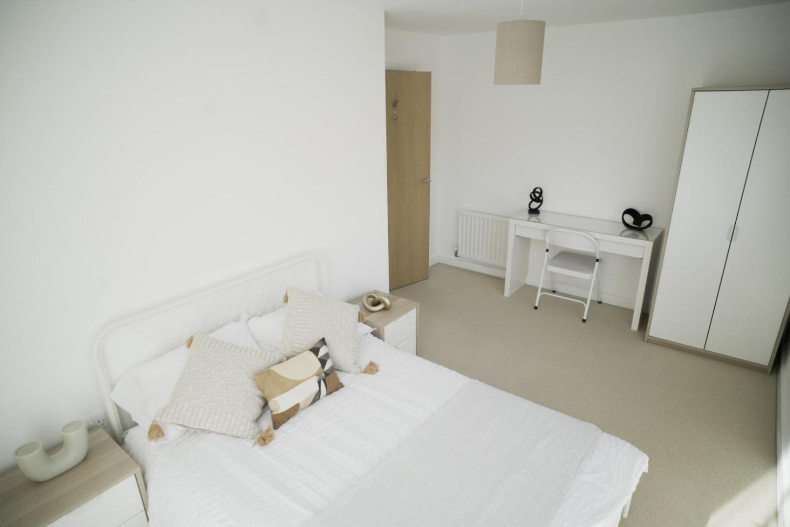 Stylish & Spacious 2-bed In Hale Village - Perfect For Your Stay! Lejlighed