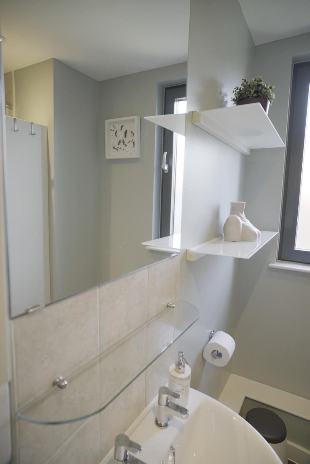 Stylish & Spacious 2-bed In Hale Village - Perfect For Your Stay! Lejlighed *