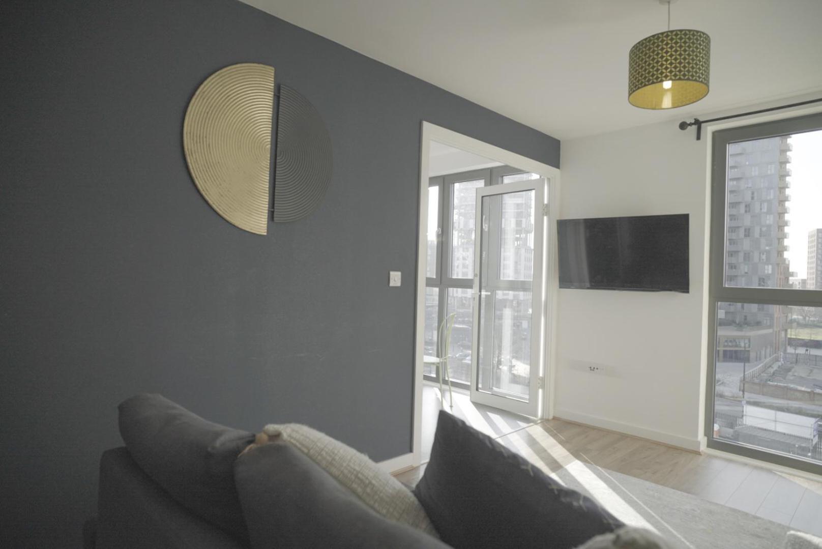 Stylish & Spacious 2-bed In Hale Village - Perfect For Your Stay! Lejlighed