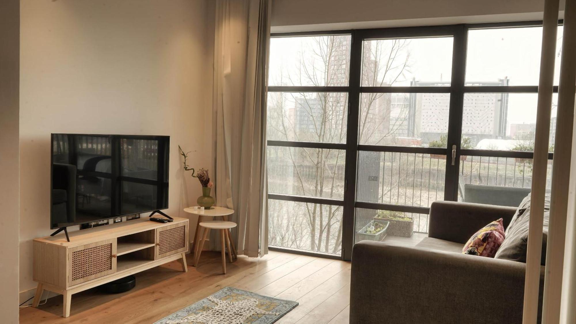 Island 1 Bedroom Luxury Apartments, Private Balcony Apartment London