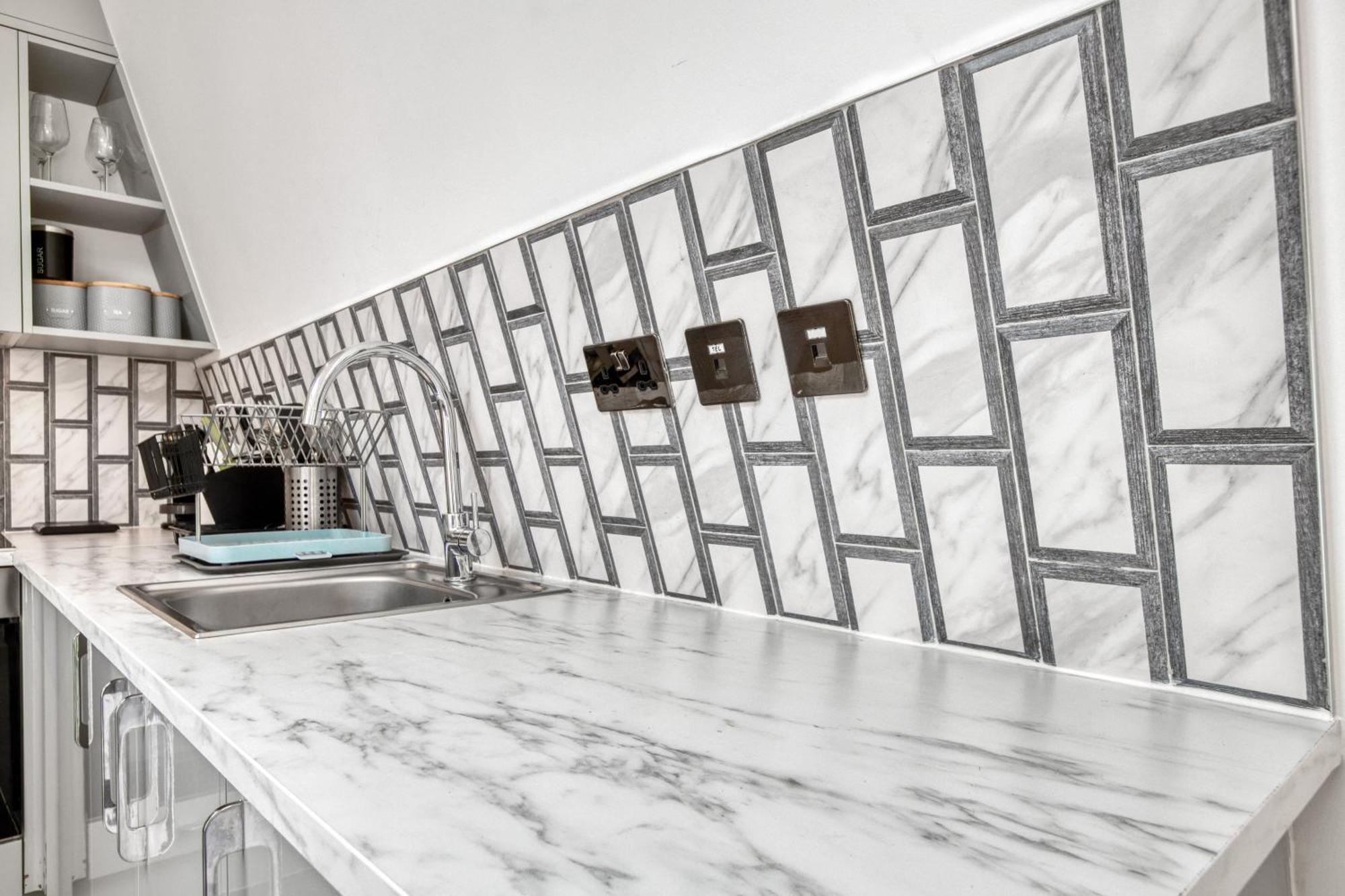 Bright & Glamorous 1br 1ba Private Balcony Appartement *