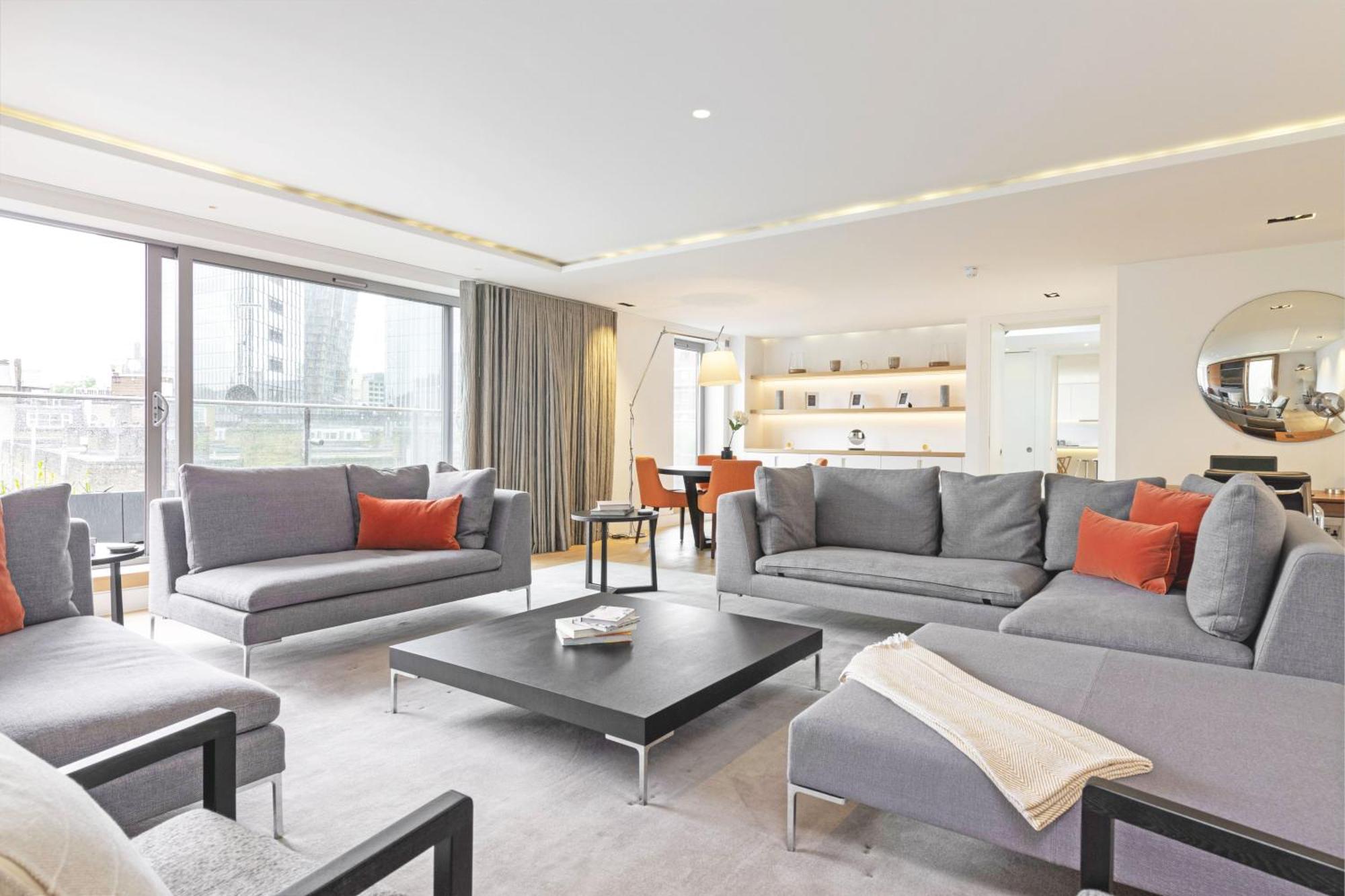 Spacious & Elegant In Southbank Near Eye London