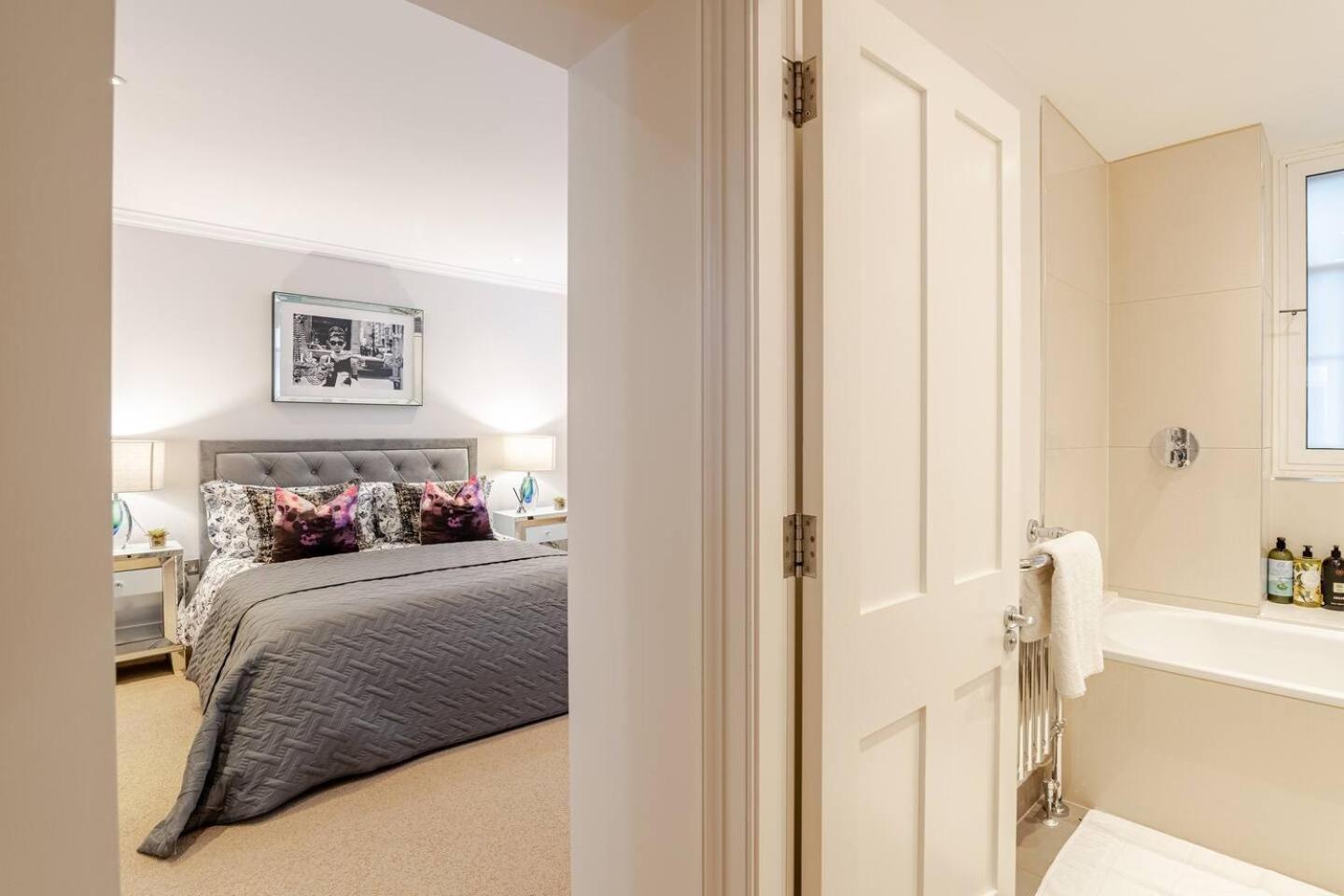 Lavish Designer 3 Bed Near Oxford Street * London