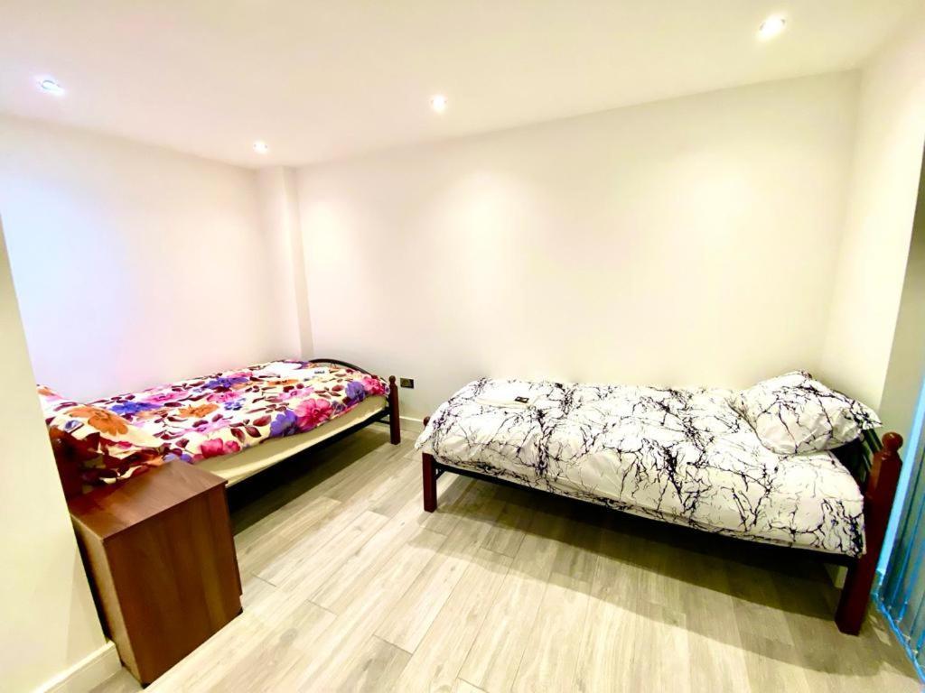 One Bedroom On Ground Floor In With Car Park Lejlighed London