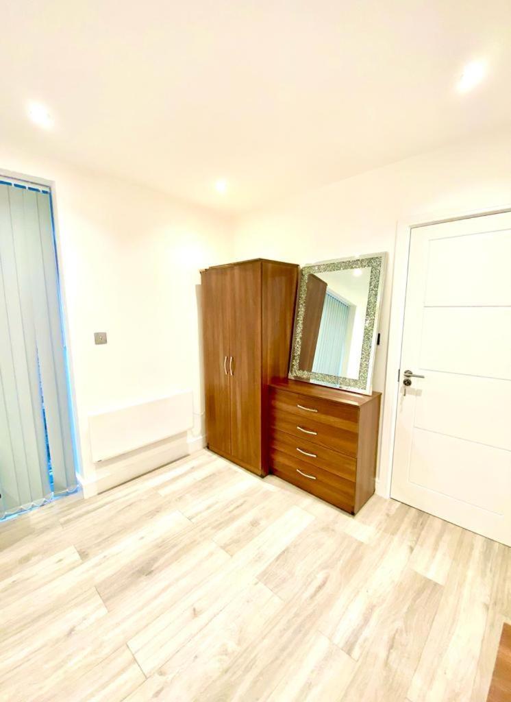 One Bedroom On Ground Floor In With Car Park Lejlighed London
