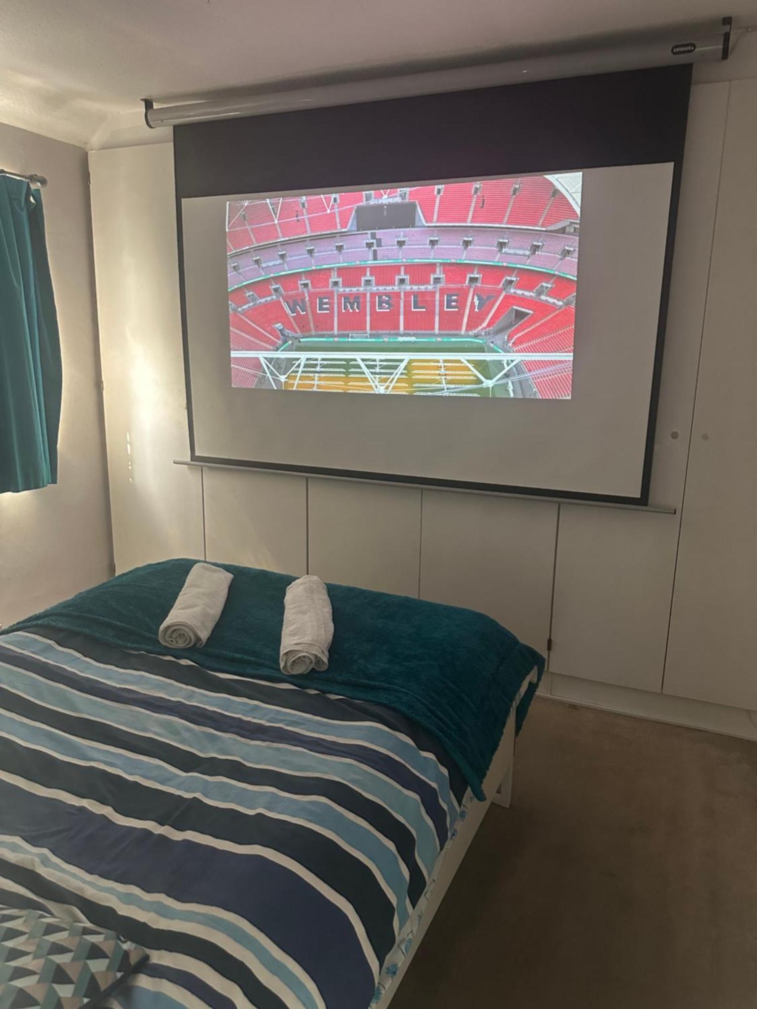 Accommodatie bij particulieren Private Cinema Minutes From Wembley Stadium *