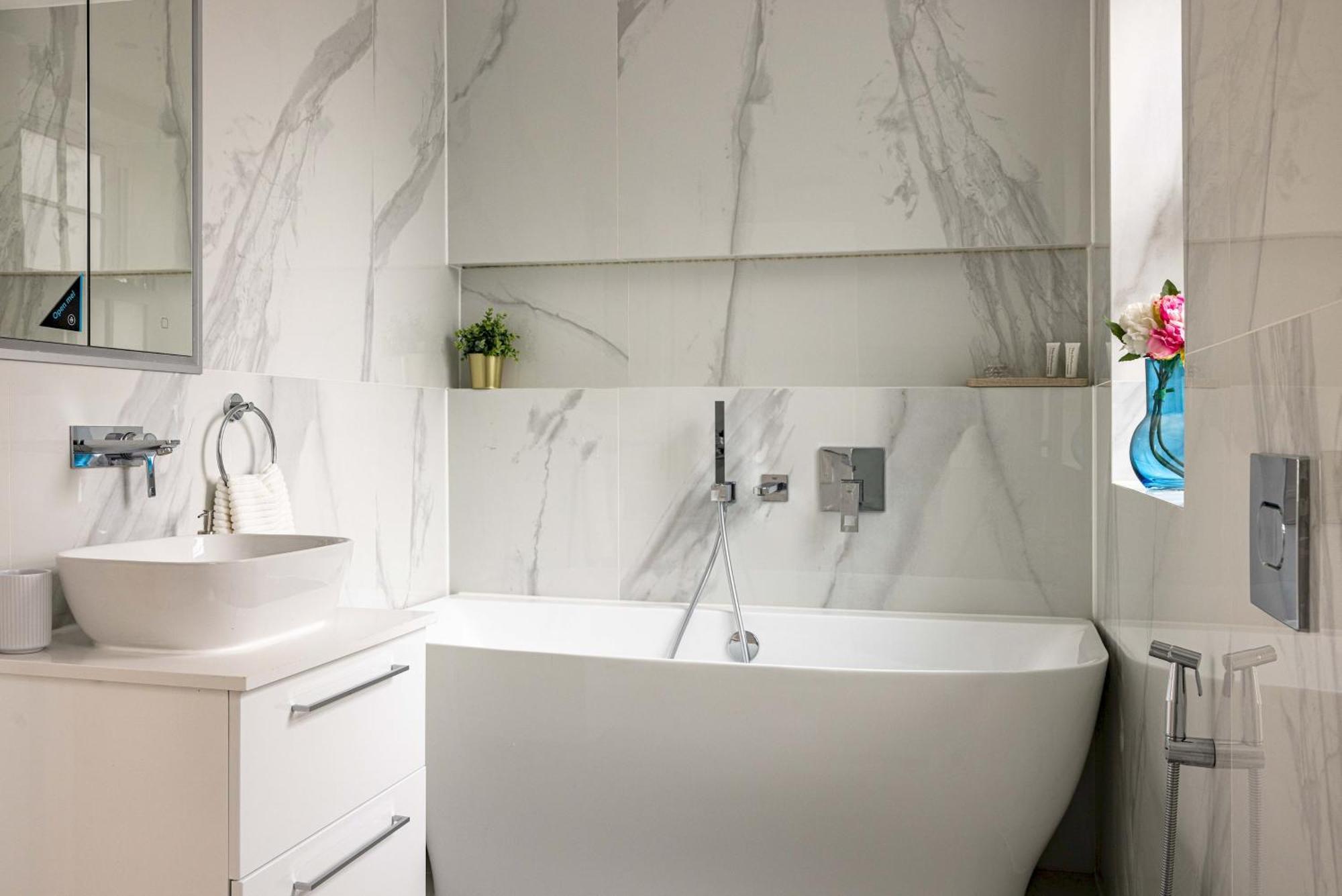 3-bdr Stunning Lux Parking Holiday home *
