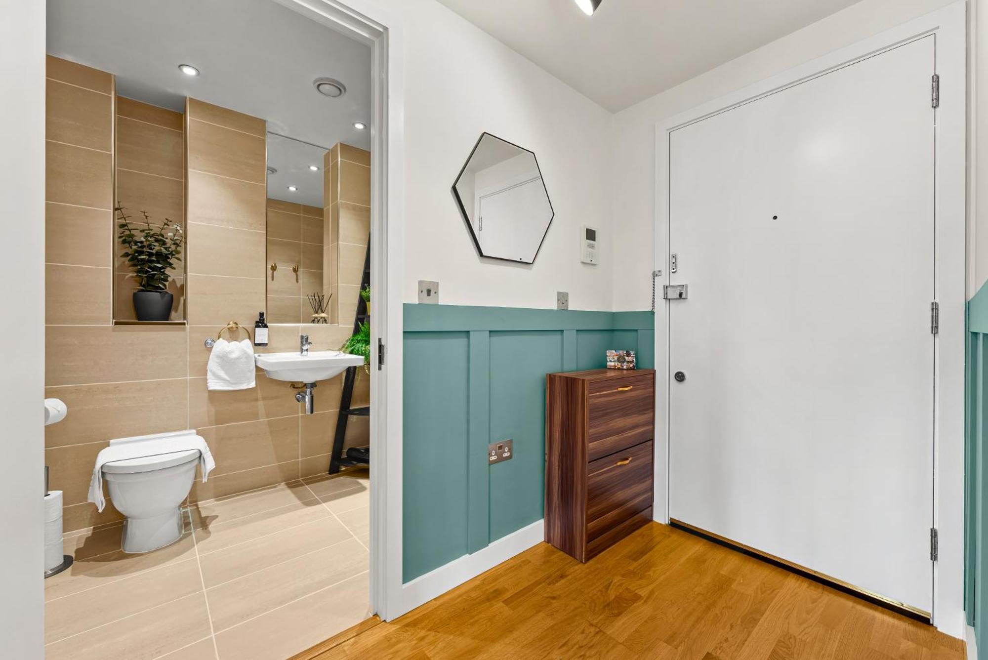 Dapper In Bustling Holloway, Islington By Gold Apartment London