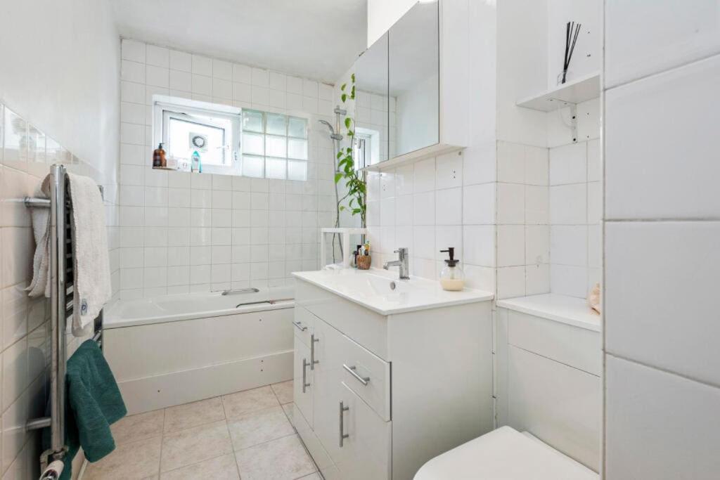 3-bed In The Heart Of Camden - Perfect For Family Apartment *